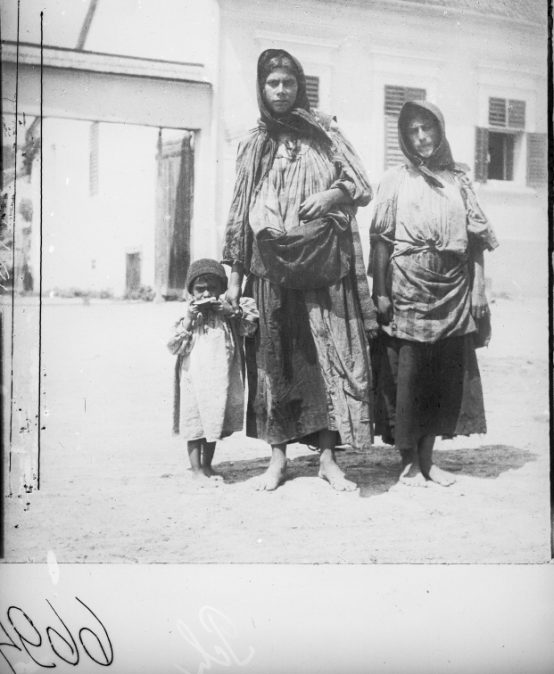 Gypsy women with children in Orșova