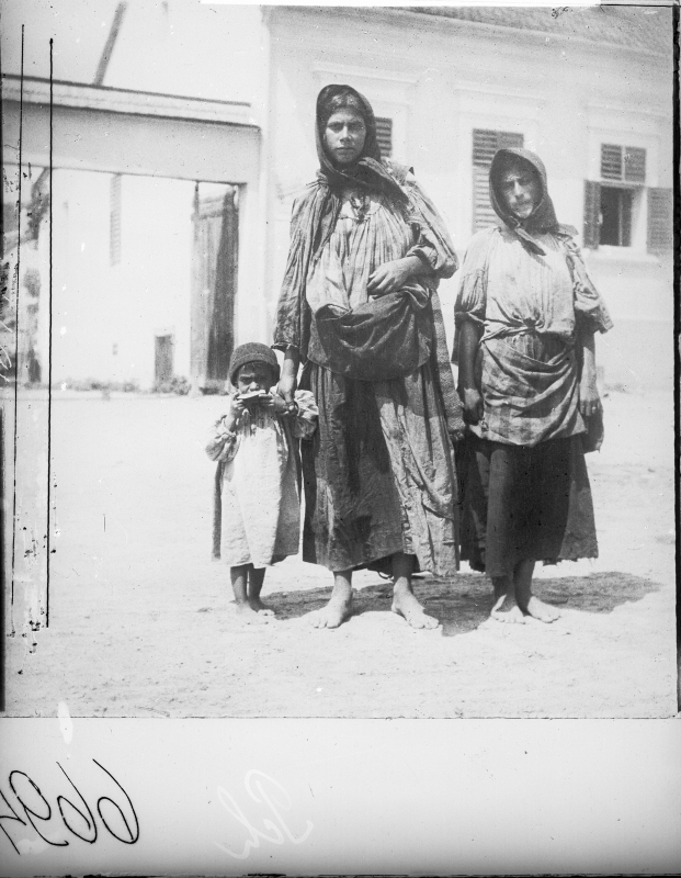 Gypsy women with children in Orșova